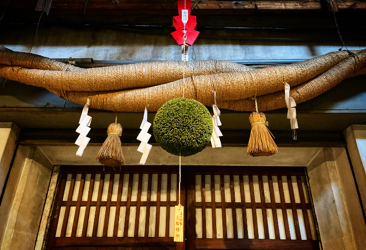 酒屋の軒先に吊るされる謎の球体